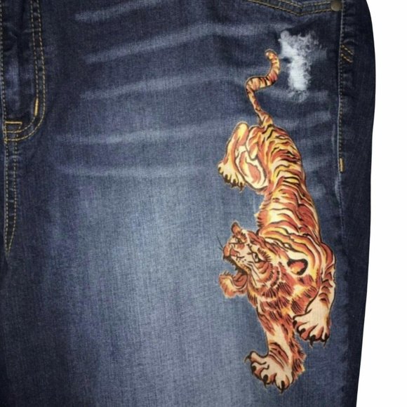 NWOT Torrid Distressed Girlfriend Jeans 26 25 - Picture 4 of 7